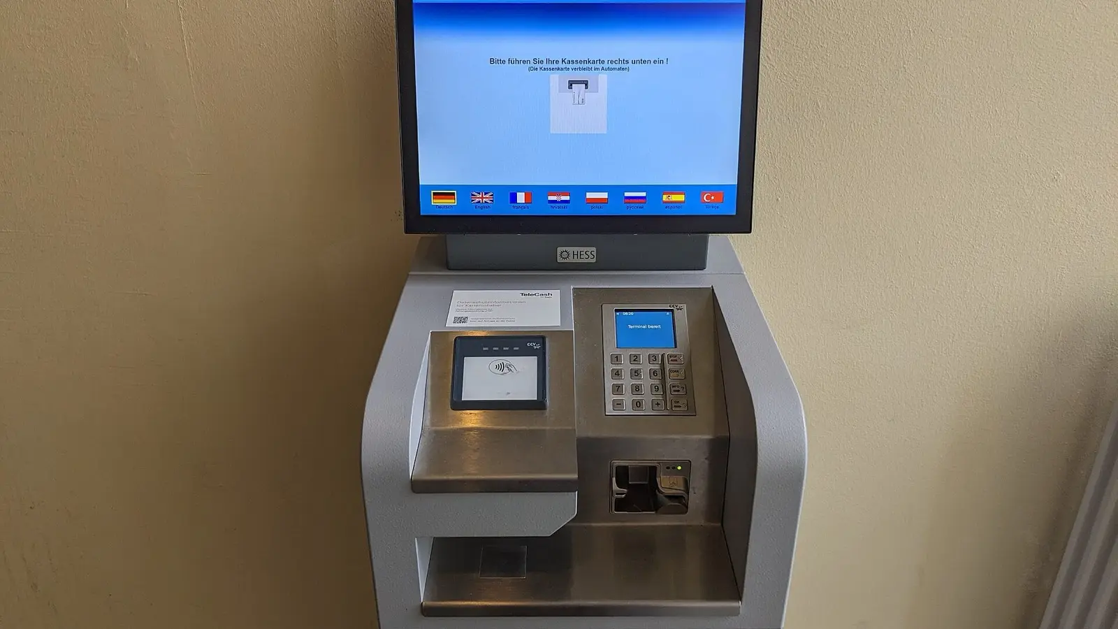 Foreign payment terminal currency prompt and DCC authorization screen