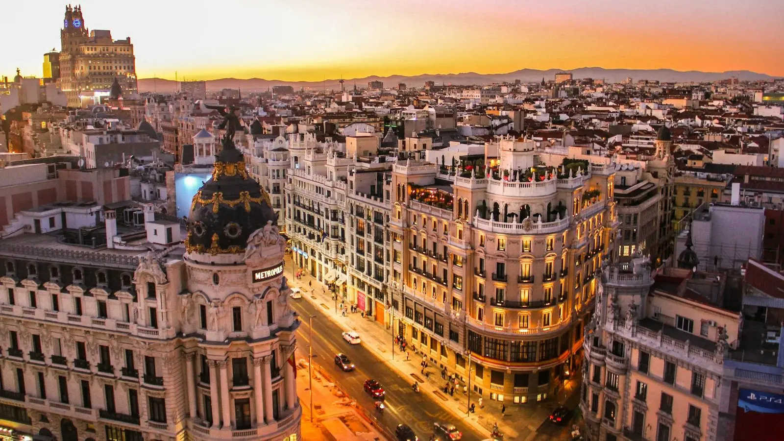 그라시아 거리(Passeig de Gràcia)의 드넓은 가로수길과 가우디의 카사 바트요가 자리 잡은 안전하고 우아한 대로