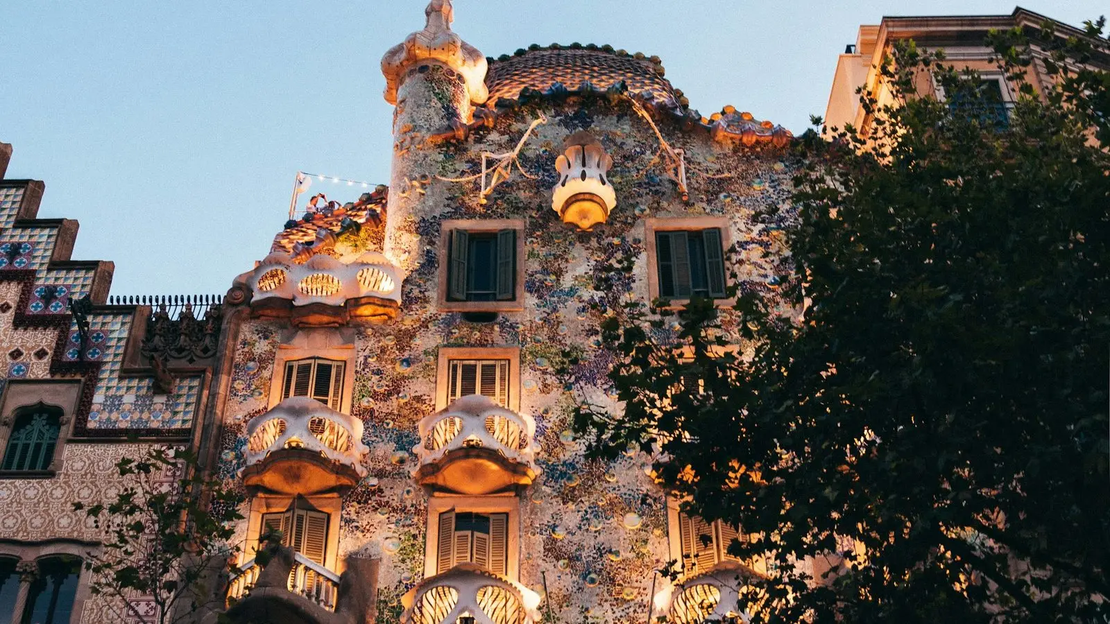 에이샴플레 우측 지구(Dreta de l'Eixample)의 정돈된 보행자 도로와 테라스 카페를 즐기는 로컬 시민들