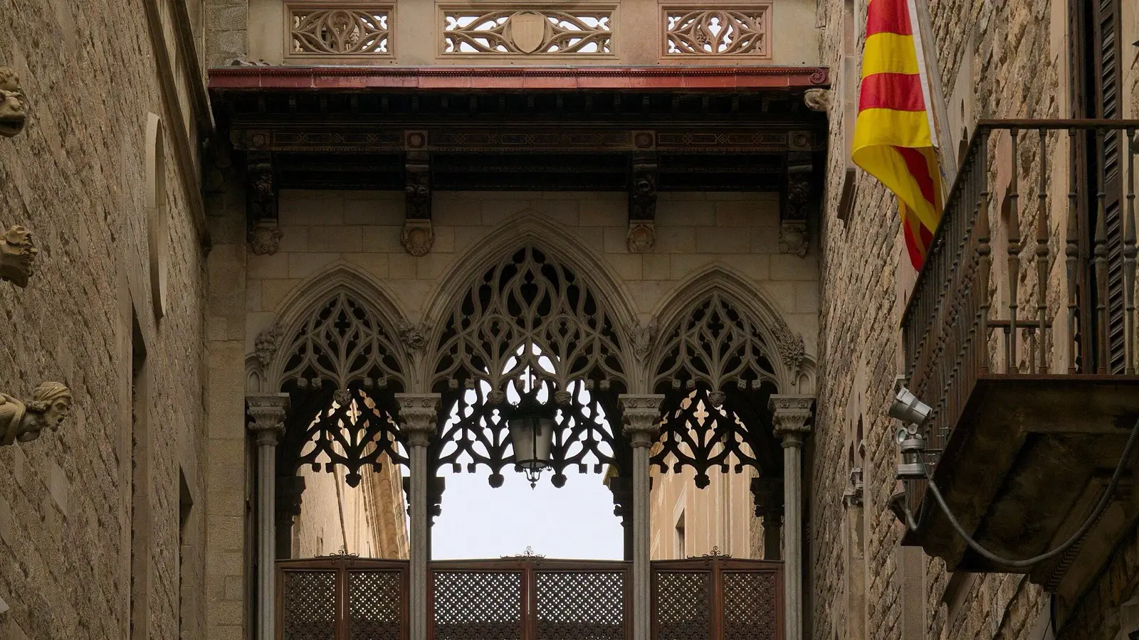 Barcelona Neighborhood Safety Guide: Eixample vs Gothic Quarter, Evading Paella Traps, and Direct Gaudi Bookings