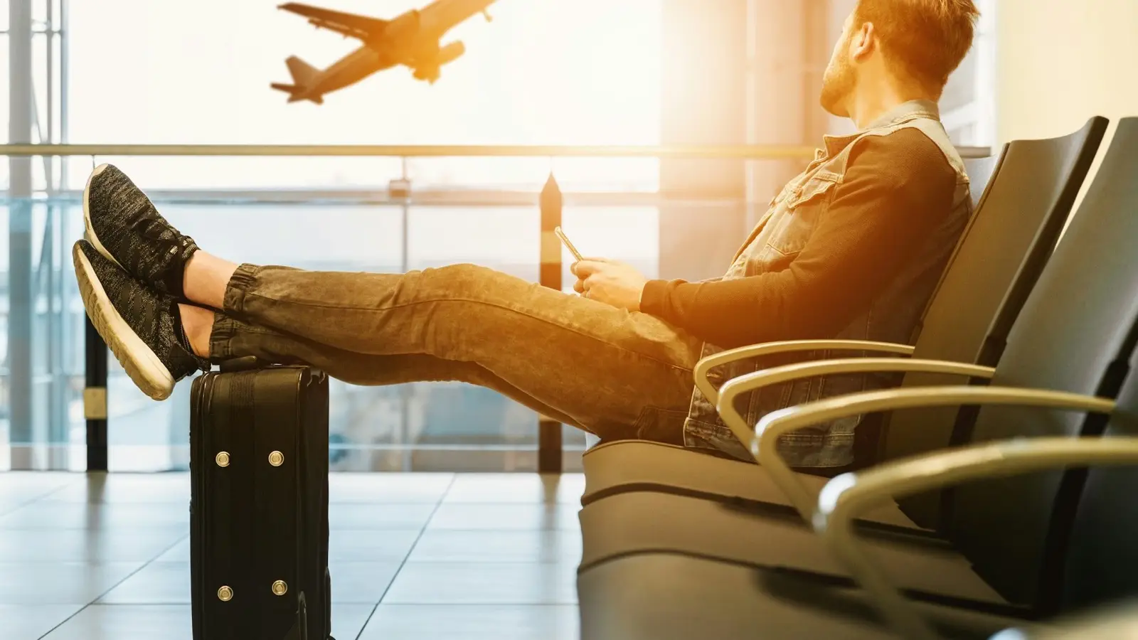 The Budget Airline 7kg Carry-On Survival Guide: Dodging Gate Fees and Airport Scale Discrepancies