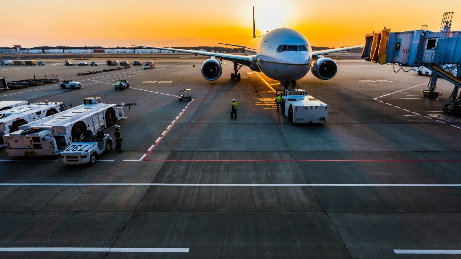 廉價航空登機門前設置的手提行李尺寸測量框與準備登機的排隊旅客