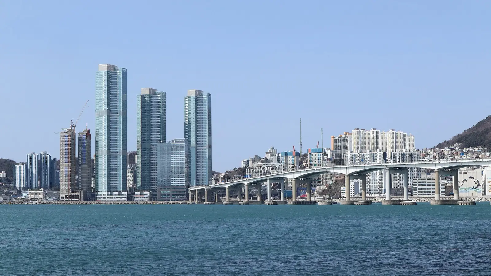 Busan Oceanfront & Coastal Rail Masterclass: Gwangan Bridge Sunsets, Jagalchi Alleys, and Split-Stay Planning
