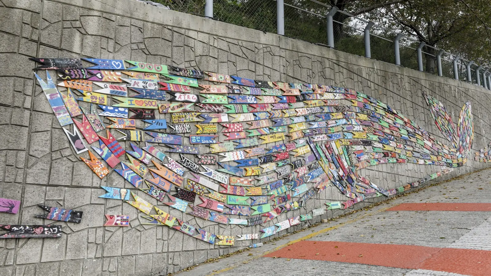 부산 앞바다가 시원하게 내려다보이는 해안 절벽 비탈길을 따라 파스텔톤 가옥들이 층층이 늘어선 감천문화마을