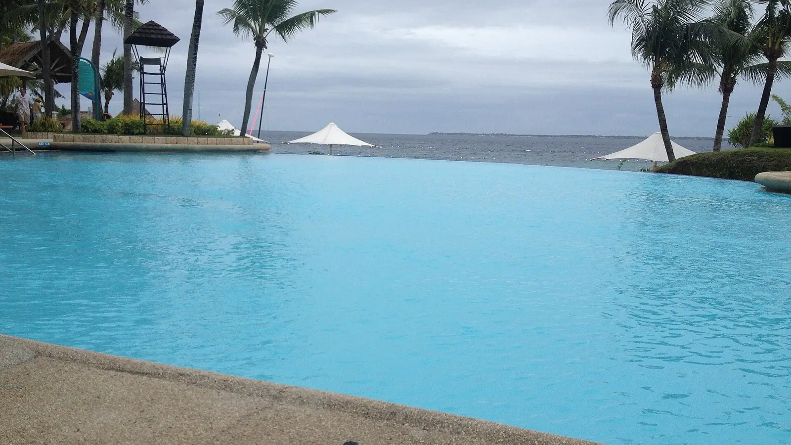 Shangri-La Mactan infinity pool overlooking turquoise waters and private sandy beach