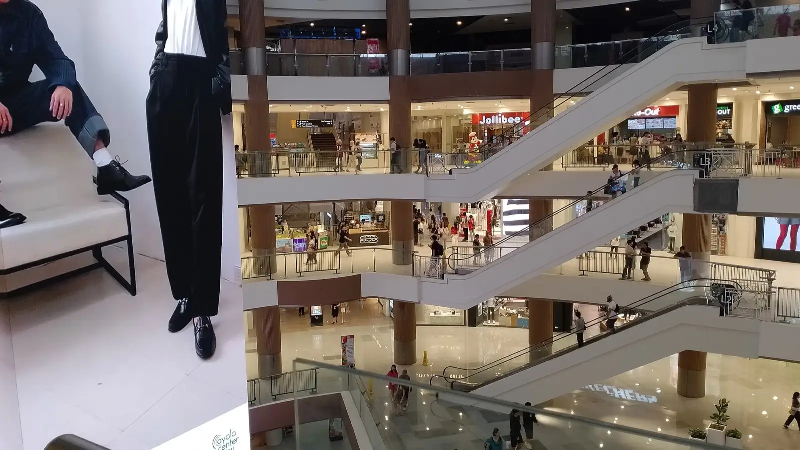 Downtown Cebu City commercial hub featuring Ayala Center mall and urban dining