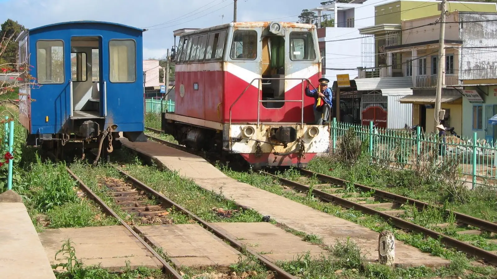 アール・デコ様式の三角屋根と蒸気機関車が残るダラット駅のノスタルジックな佇まい