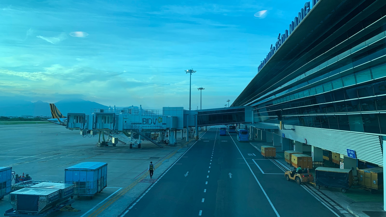 ダナン空港から市内・ミーケビーチ・ホイアンへの行き方:Grab公式乗り場、35万ドン専用車、空港通行料と両替トラブル回避法