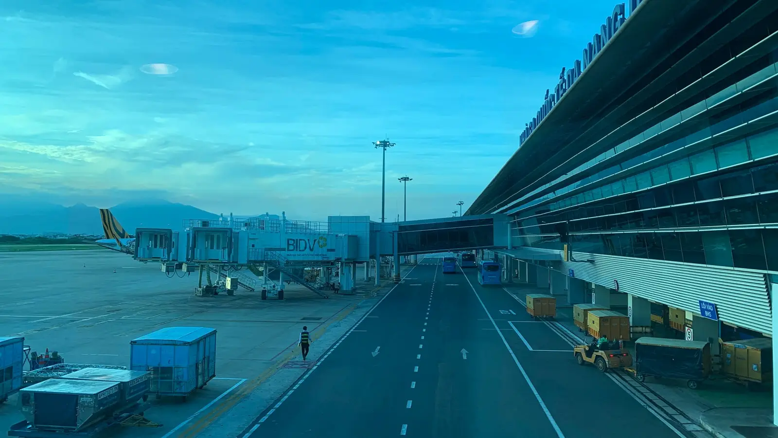 ダナン空港から市内・ミーケビーチ・ホイアンへの行き方:Grab公式乗り場、35万ドン専用車、空港通行料と両替トラブル回避法