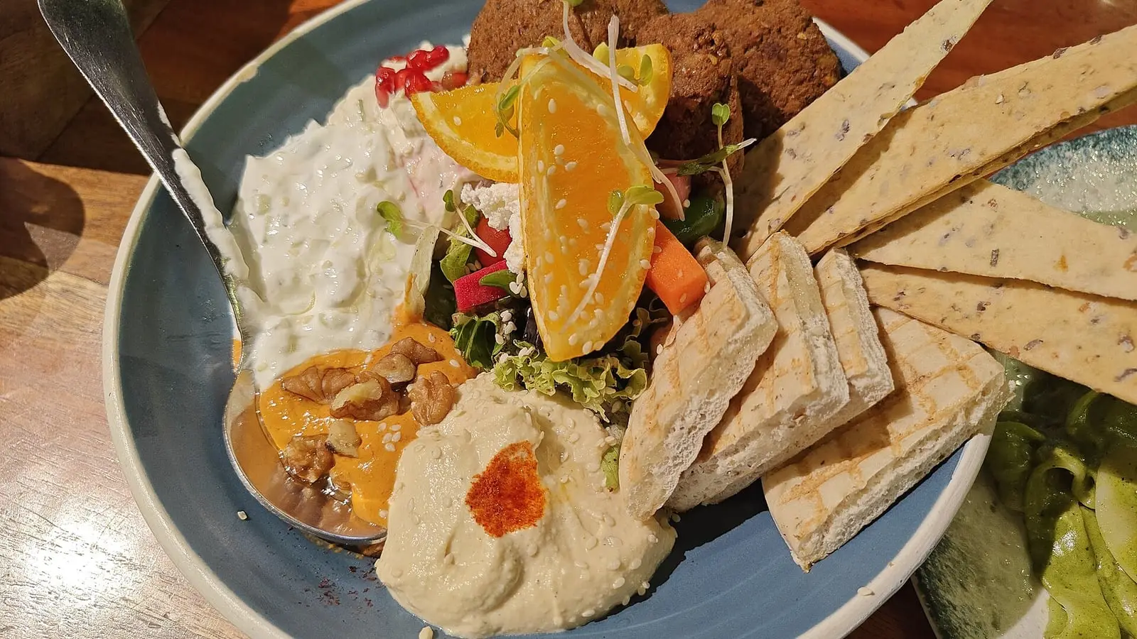 匯聚綿密鷹嘴豆泥、現烤阿拉伯口袋餅與炭烤羊肉串的道地中東開胃拼盤饗宴