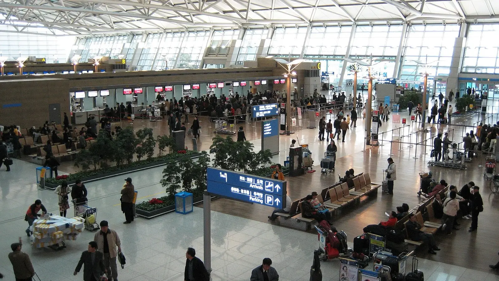 인천공항 제1터미널 체크인 카운터와 출국 수속 동선