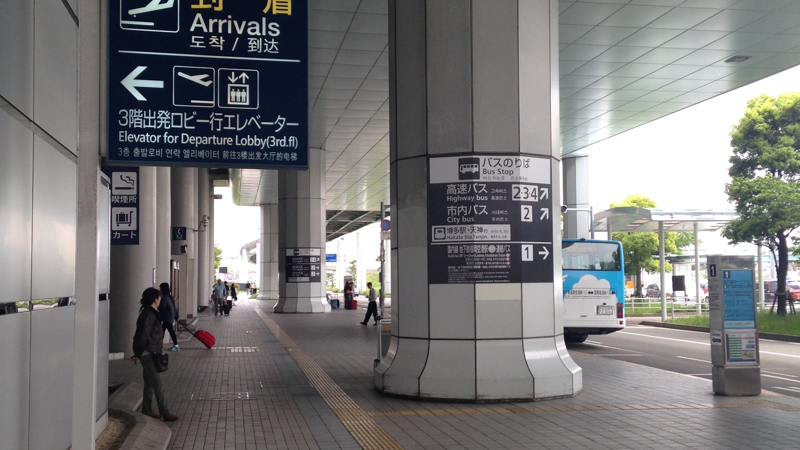 Fukuoka Airport to Hakata and Tenjin: The 5-Minute Subway Miracle, Free Shuttle, Bus, and 1,500 Yen Taxis