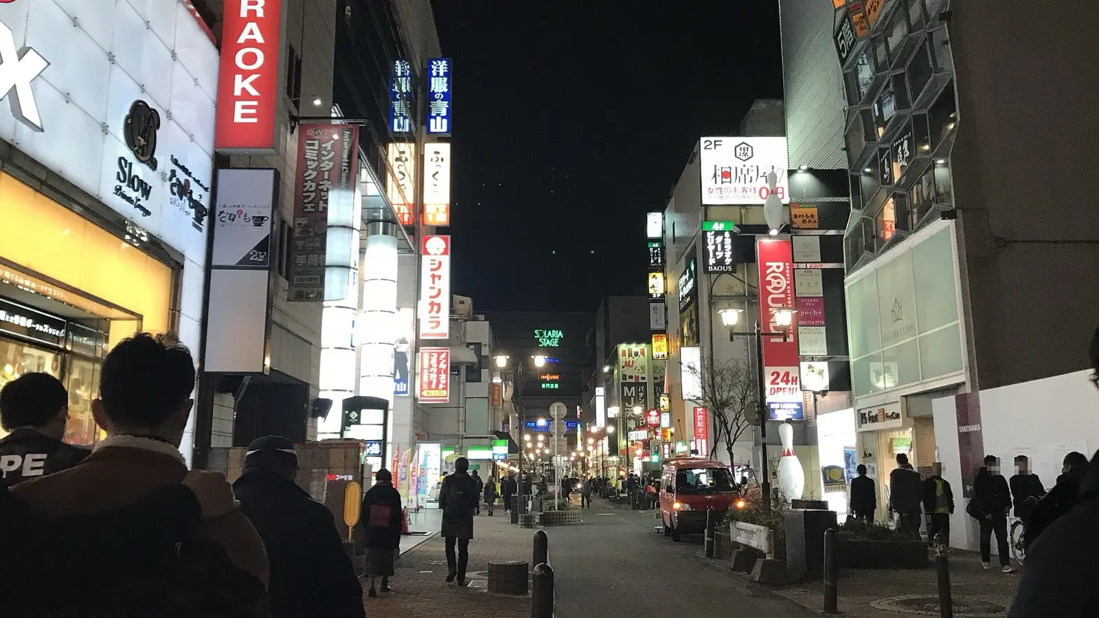 텐진 사잔도리 번화가와 니시테츠 후쿠오카역 앞을 오가는 행인들