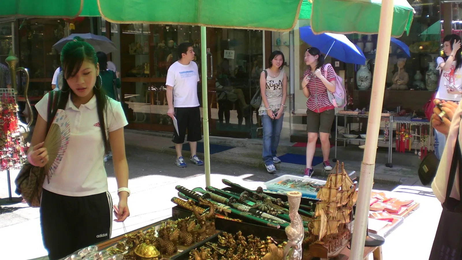 Hong Kong District Field Guide: Tsim Sha Tsui vs Sheung Wan vs Fortress Hill, Dodging Mansions, and Diner Etiquette