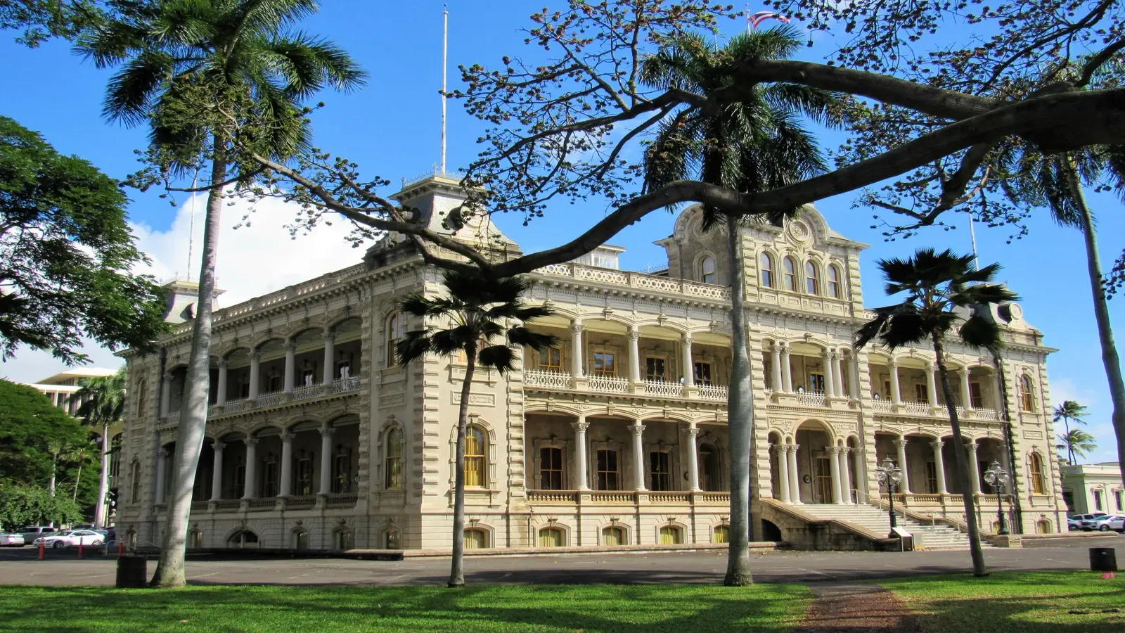 Oahu Island Drive & Waikiki Playbook: Dodging Resort Fees and North Shore Surf Stays