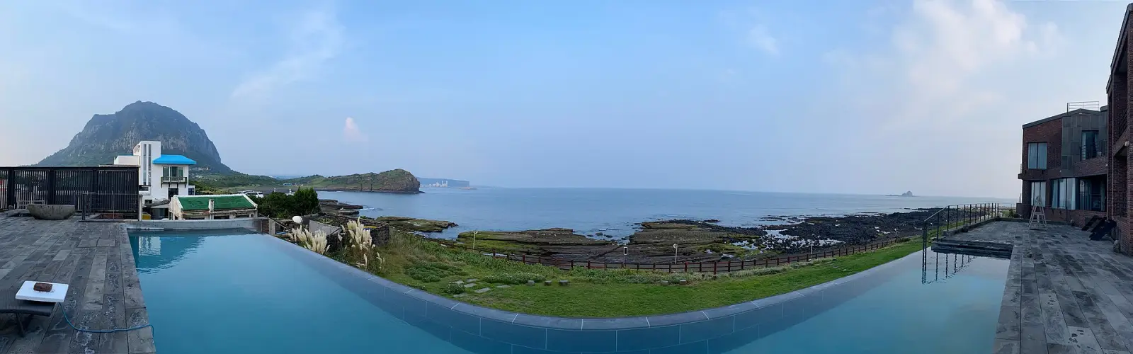 산방산의 웅장한 능선과 사계 해안 절벽을 마주한 프라이빗 온수 인피니티 풀빌라