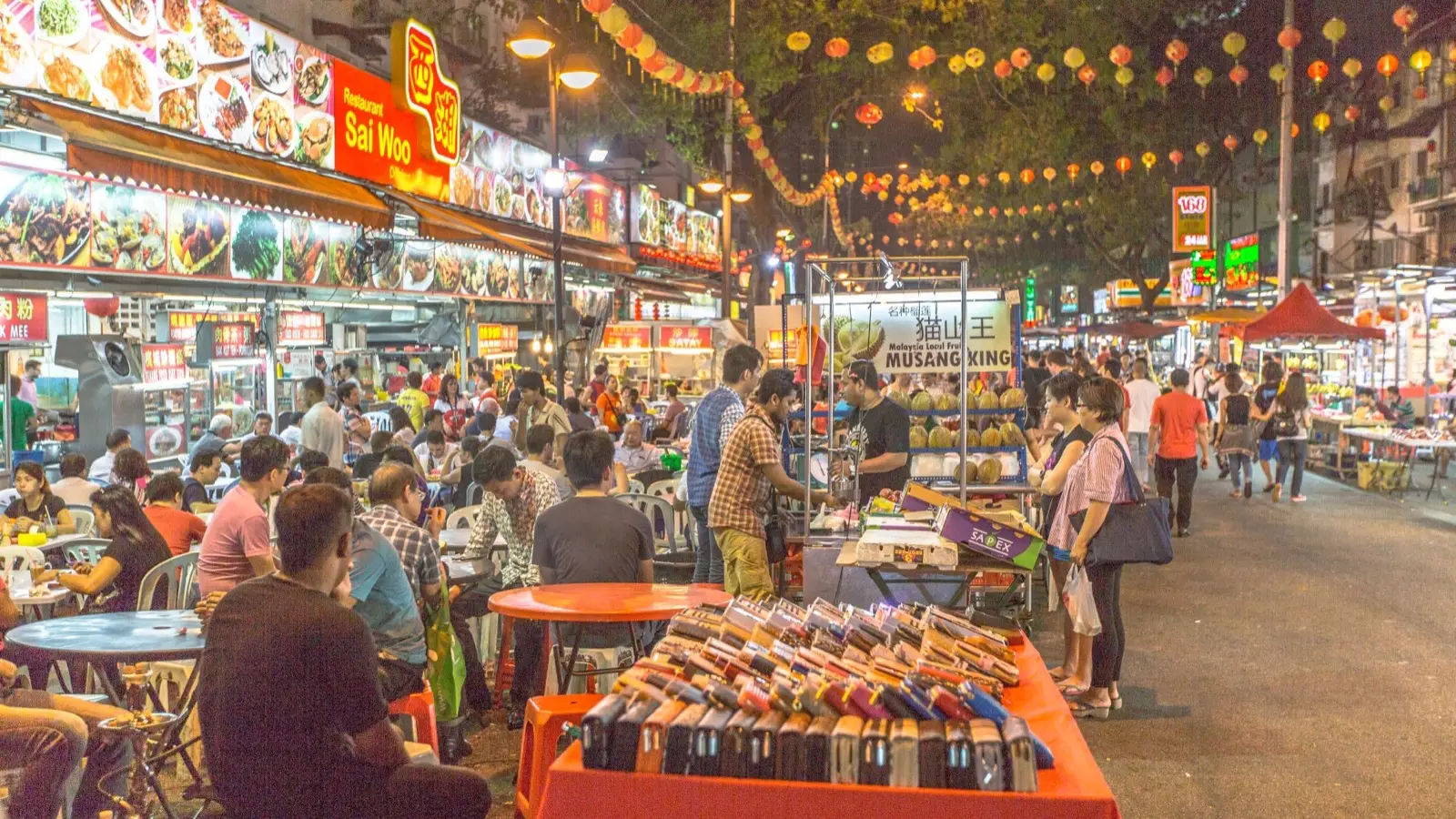 Kuala Lumpur Skyline Stays: Petronas View Infinity Pools and Jalan Alor Street Food