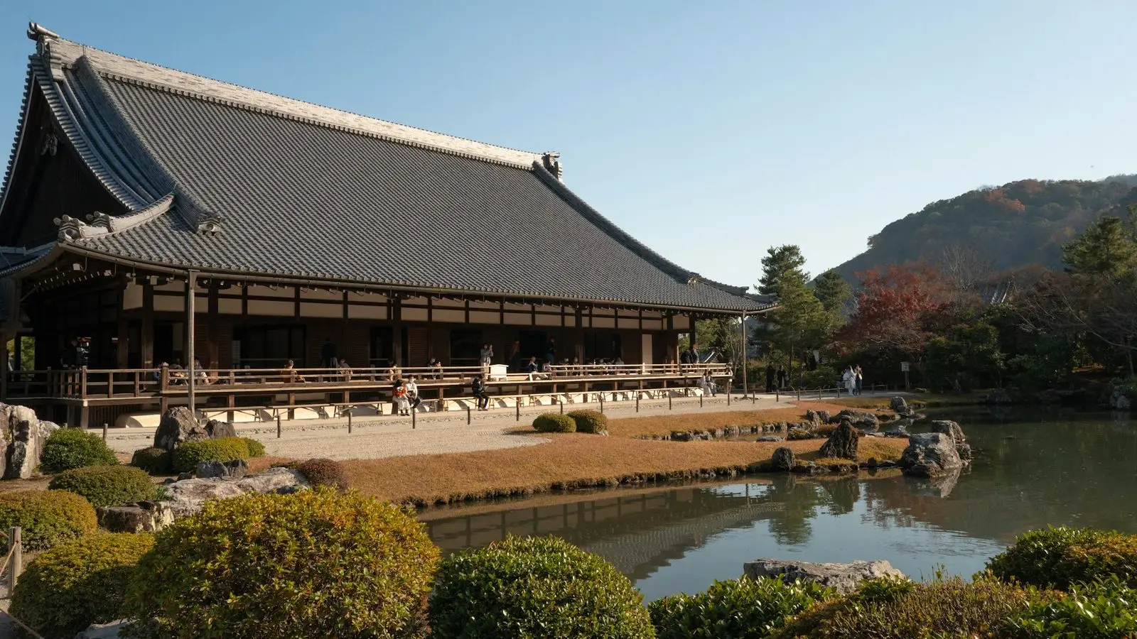 世界遺産・天龍寺の本堂回廊に腰掛け、700年の歴史を誇る曹源池庭園を静かに見つめる朝のひととき