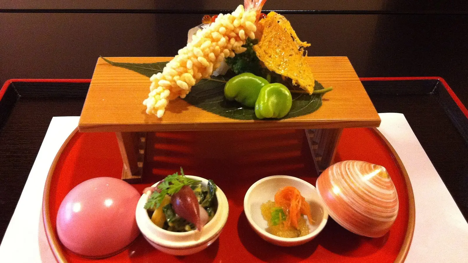 以當令京野菜與濃郁宇治抹茶甜品細膩呈現四季風雅之京都懷石與茶寮饗宴