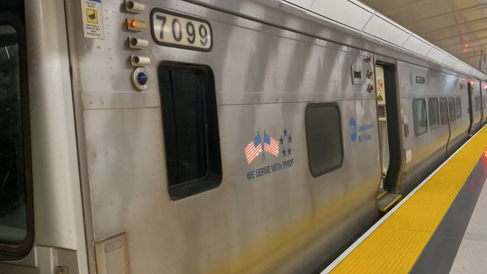 맨해튼 그랜드센트럴 매디슨 지하 터미널로 진입하는 LIRR 최신 통근 전동차