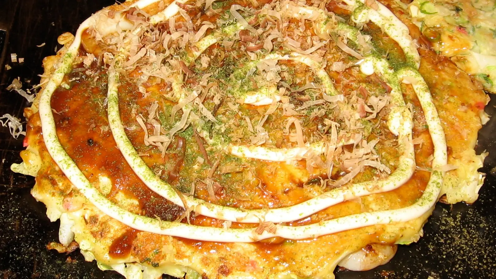 熱々の鉄板の上で鰹節が踊る本場・大阪のお好み焼きと揚げたてサクサクの新世界串カツ