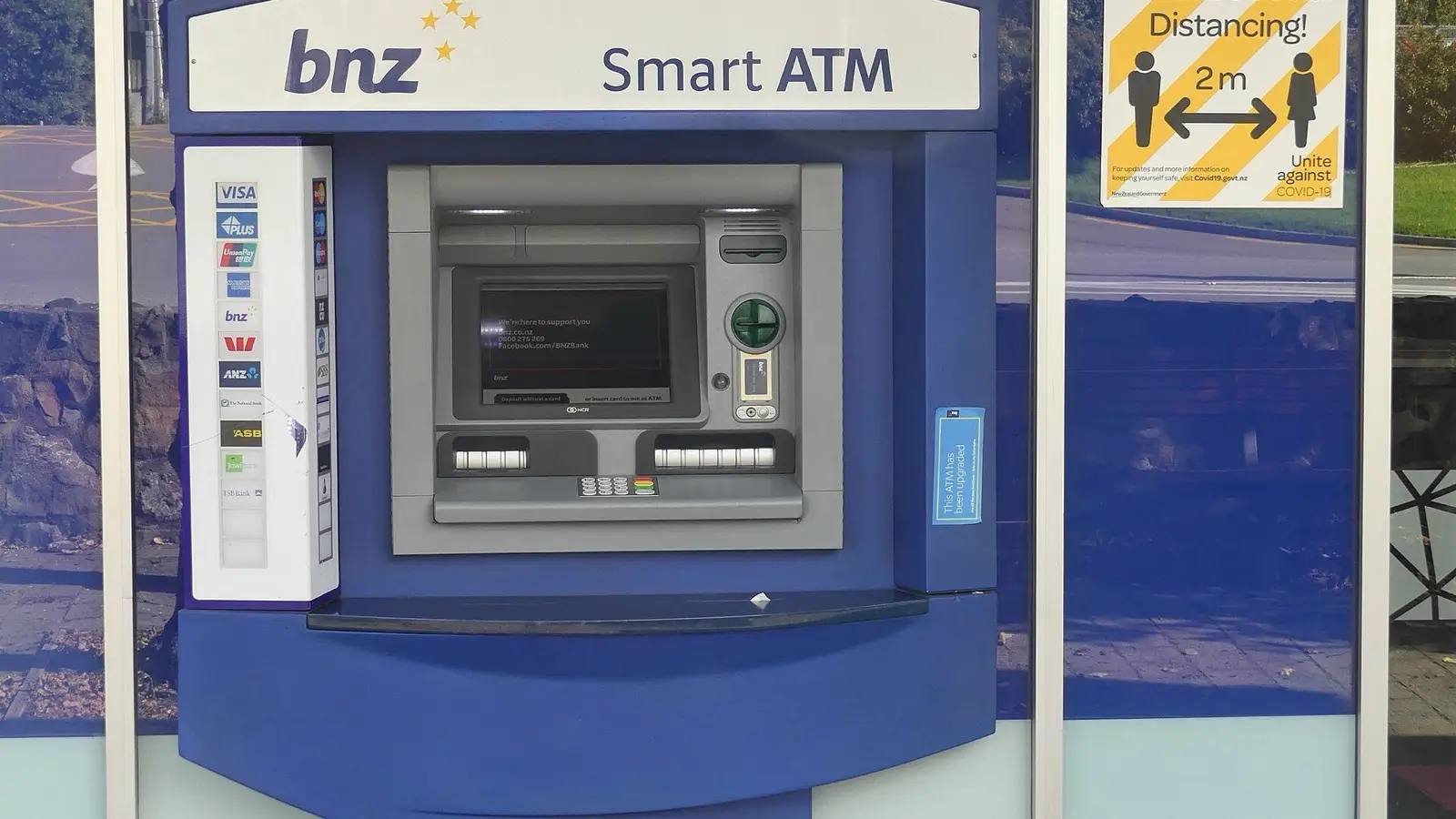 보안 카메라와 정규 방범 시스템이 갖춰진 현지 대형 정규 은행 지점의 ATM 부스
