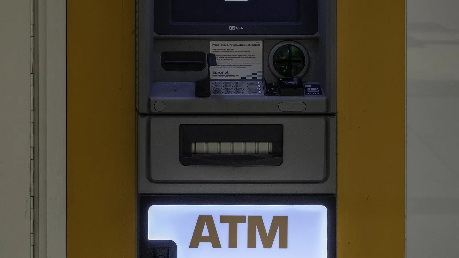 해외 ATM 현금 인출 5대 함정: 현지 사설 ATM 수수료 폭탄·DCC 이중 환전 거절법과 트래블카드 출금 기술