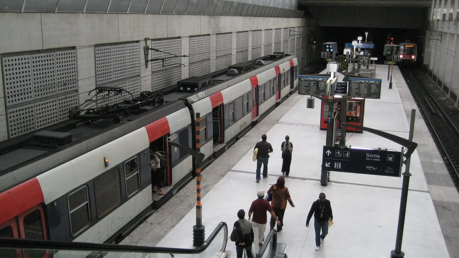 Platform concourse at Aéroport Charles de Gaulle 2 TGV and RER B intermodal station
