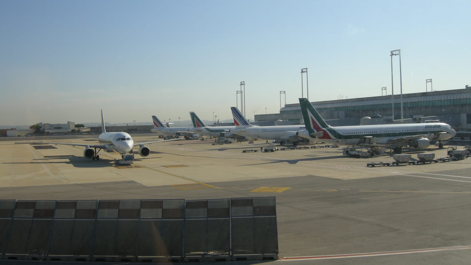 ローマ・フィウミチーノ空港から市内への行き方:レオナルド快速14ユーロから8ユーロ普通列車、空港バス6ユーロと定額タクシー55ユーロ徹底比較