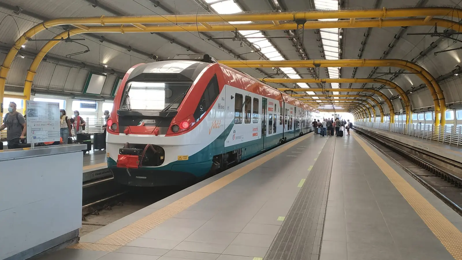 フィウミチーノ空港駅ホームで発車を待つローマ・テルミニ駅直通レオナルド・エクスプレス