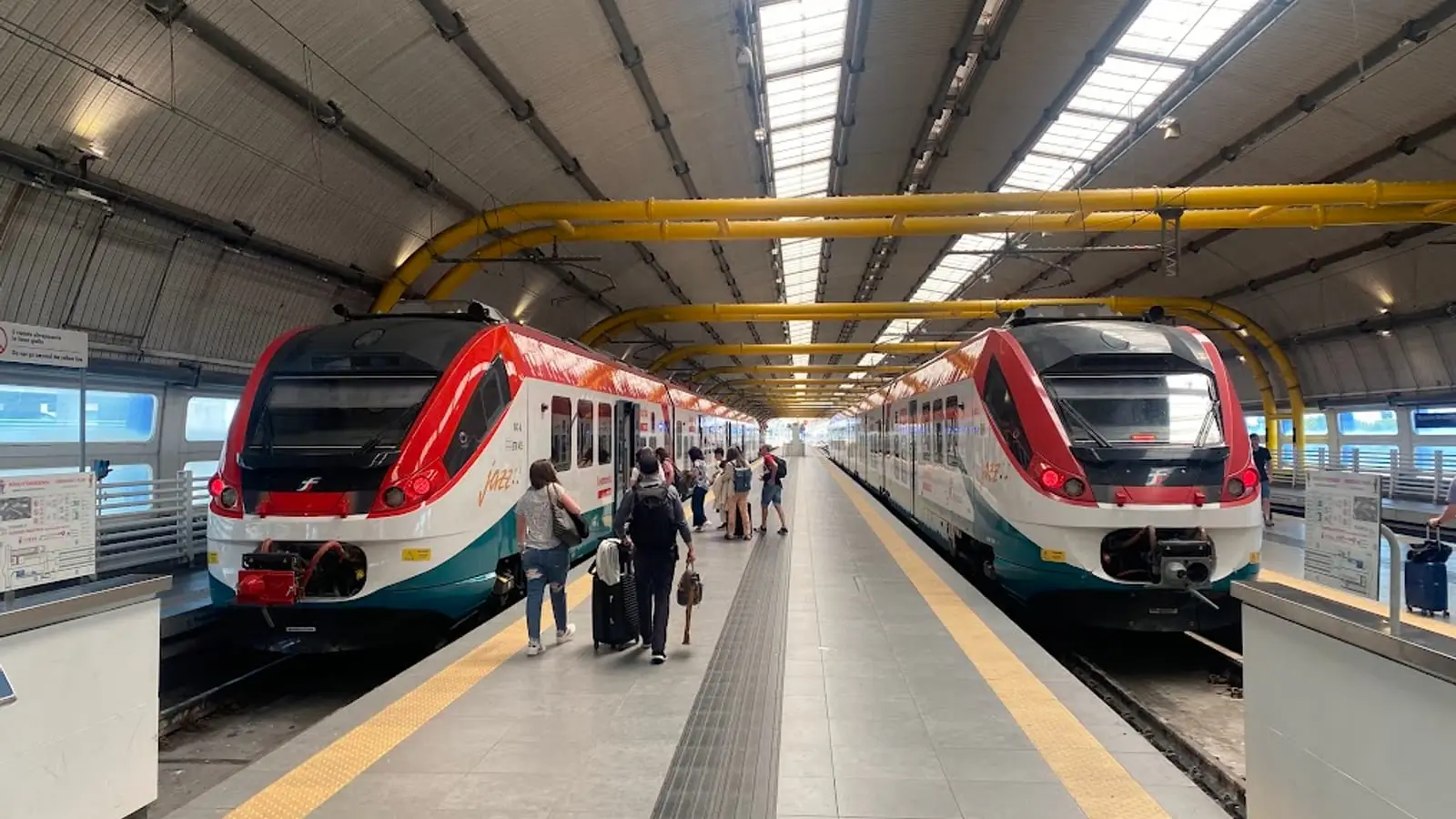 大型スーツケース専用の荷物棚と清潔な座席が並ぶレオナルド・エクスプレスの車内