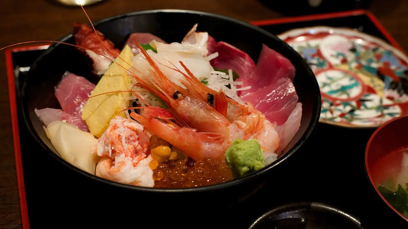 홋카이도산 연어알과 참치, 관자를 산더미처럼 얹은 조식 카이센동