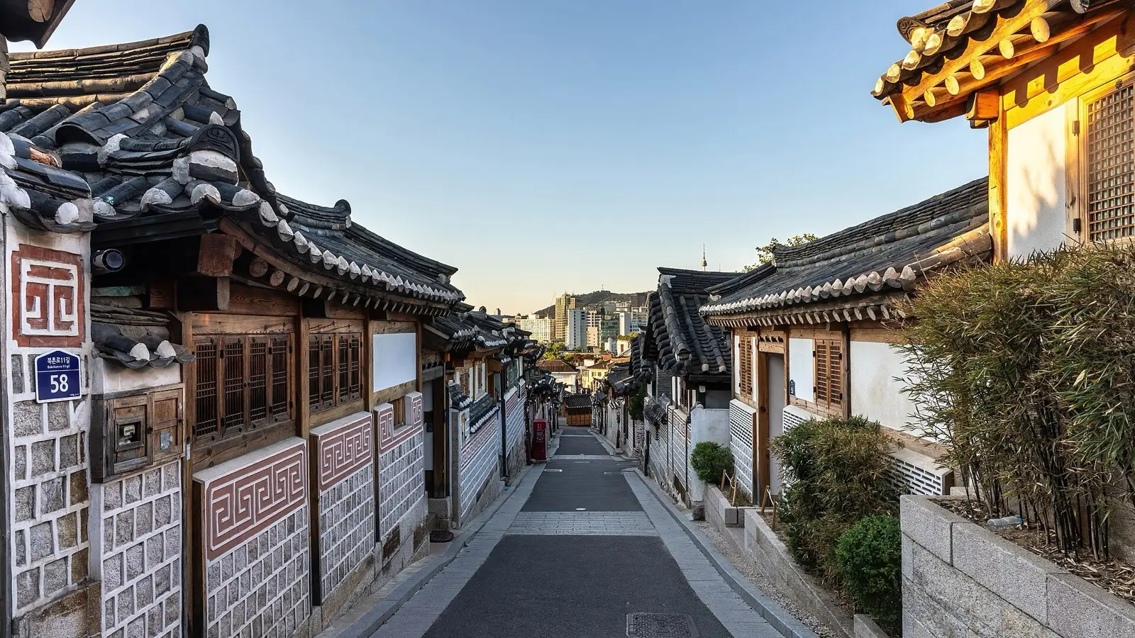 Seoul Hanok Heritage & Seongsu Craft Alleys: Century-Old Tiles, Courtyard Tea, and Urban Contrasts