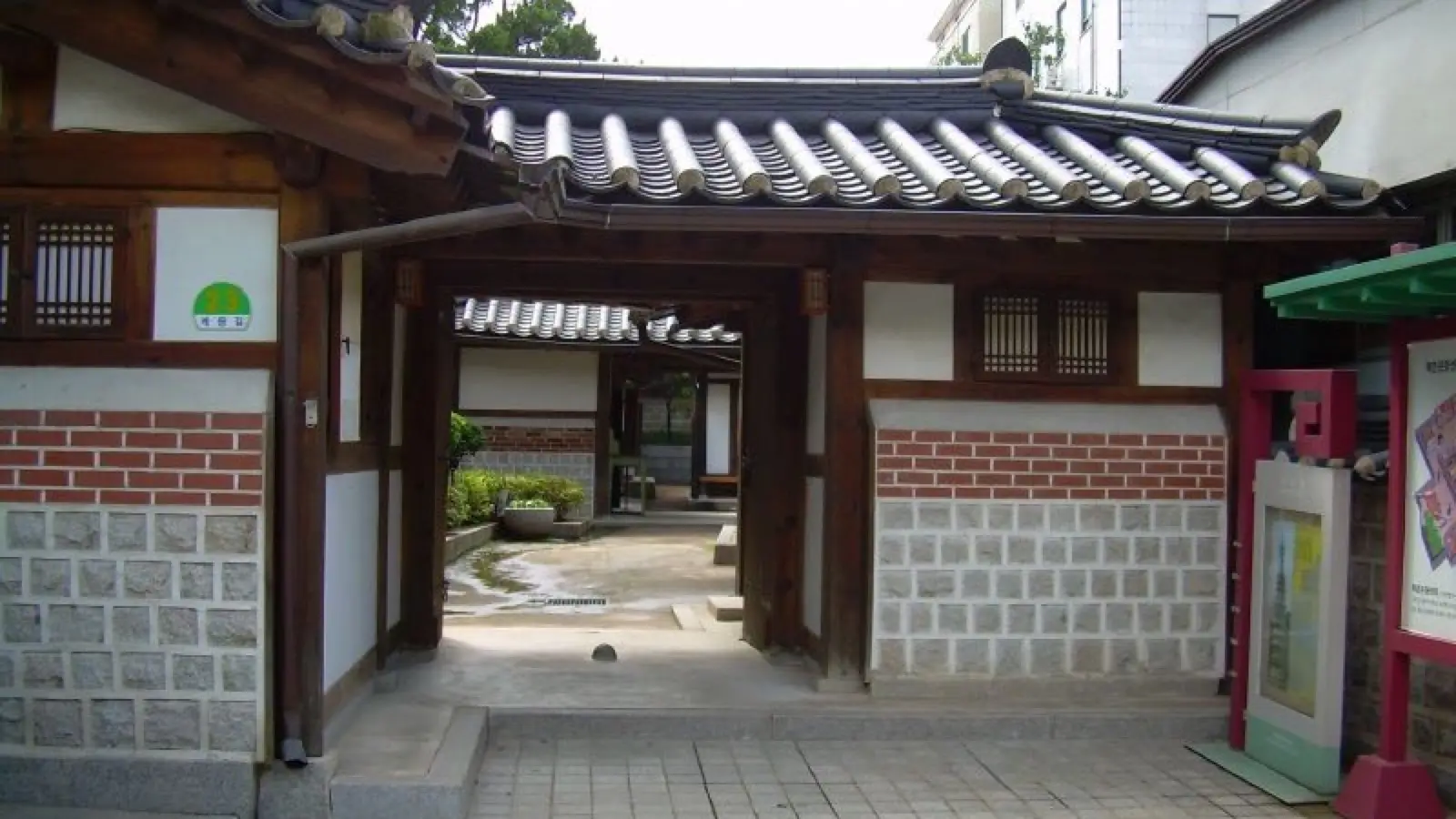 인사동 전통 찻집의 묵직한 고목 테이블 위로 차려진 도자기 다도 세트와 서울 골목 탐방 수첩