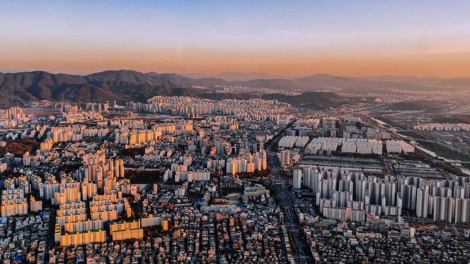 Seoul Neighborhoods Guide: Hongdae, Myeongdong, Seongsu, and Bukchon Area Breakdown