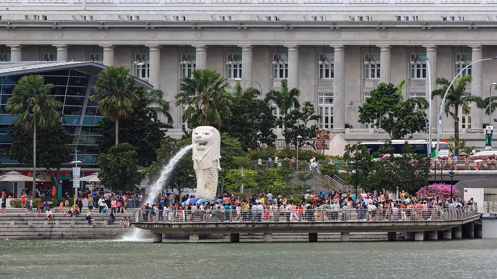朝向濱海灣湛藍水面噴湧強勁水柱之新加坡地標魚尾獅公園經典景致