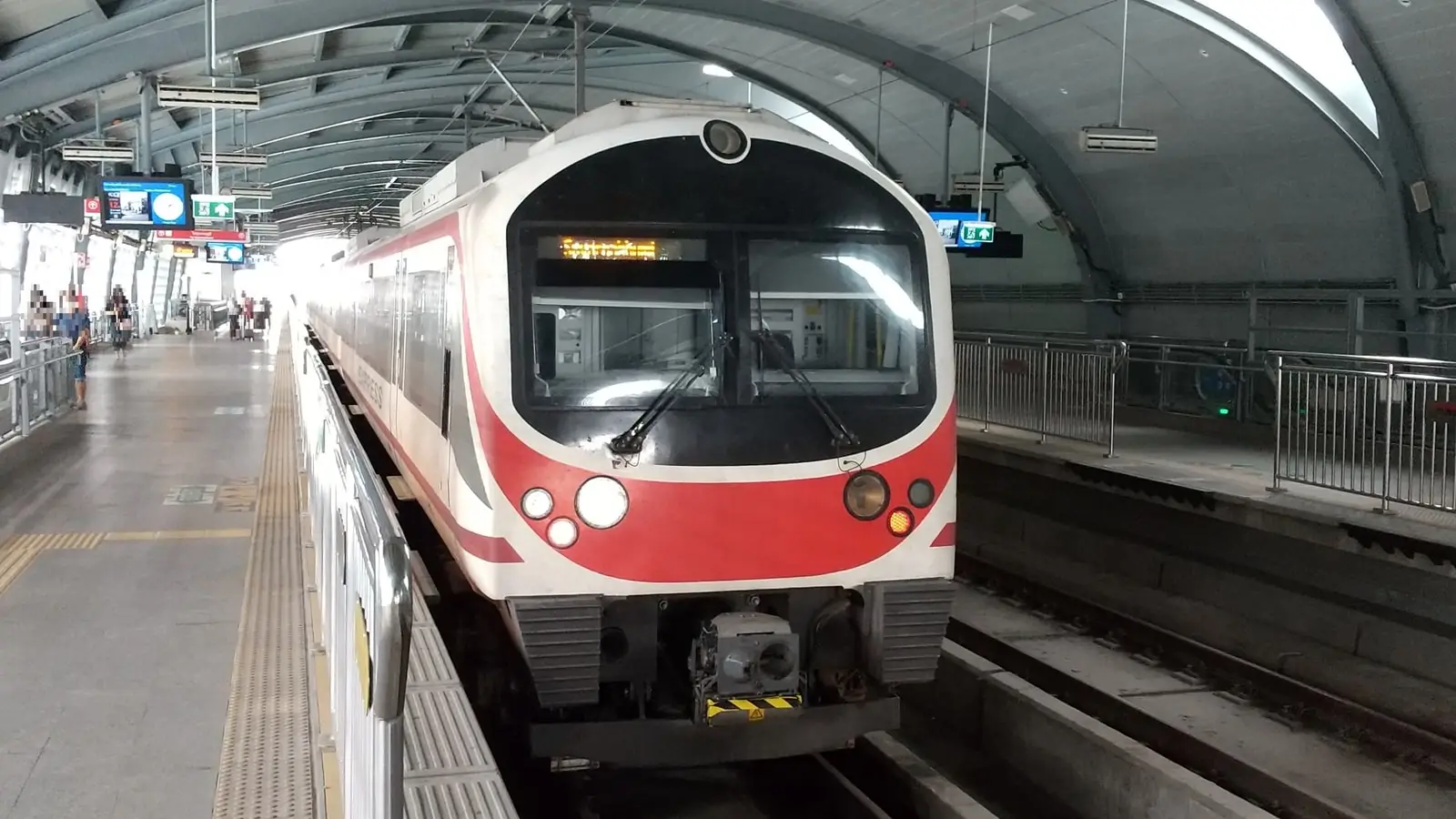 수완나품 공항 지하 1층 ARL 공항철도 개찰구와 파야타이행 직통 급행 승강장