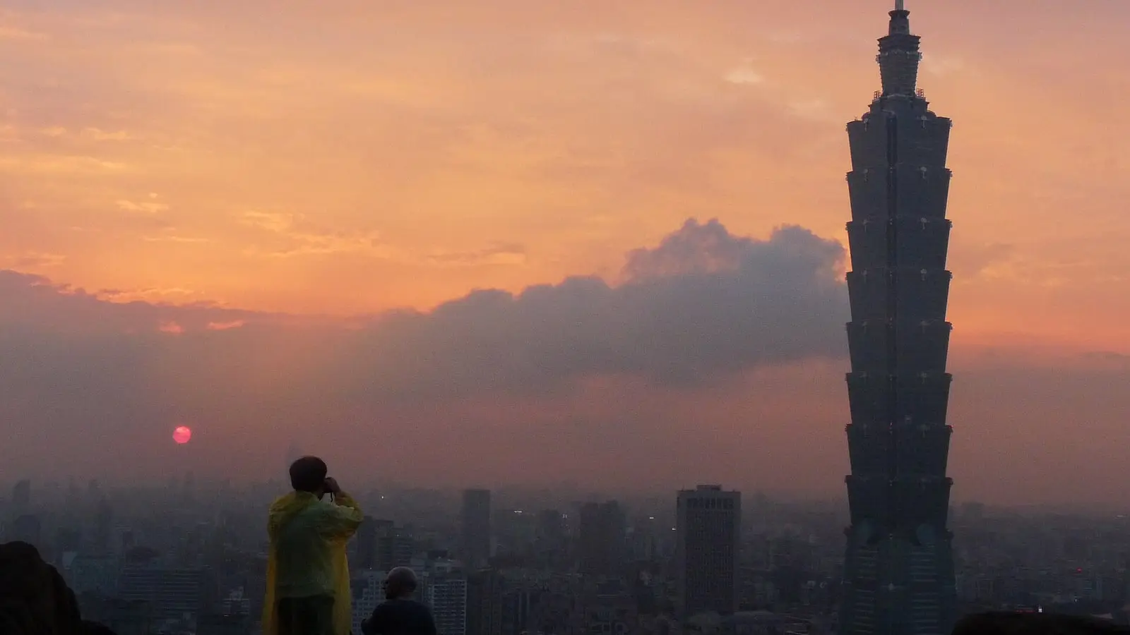 象山展望台から望む夕暮れ時の台北101と広大な盆地に広がる壮麗な夜景
