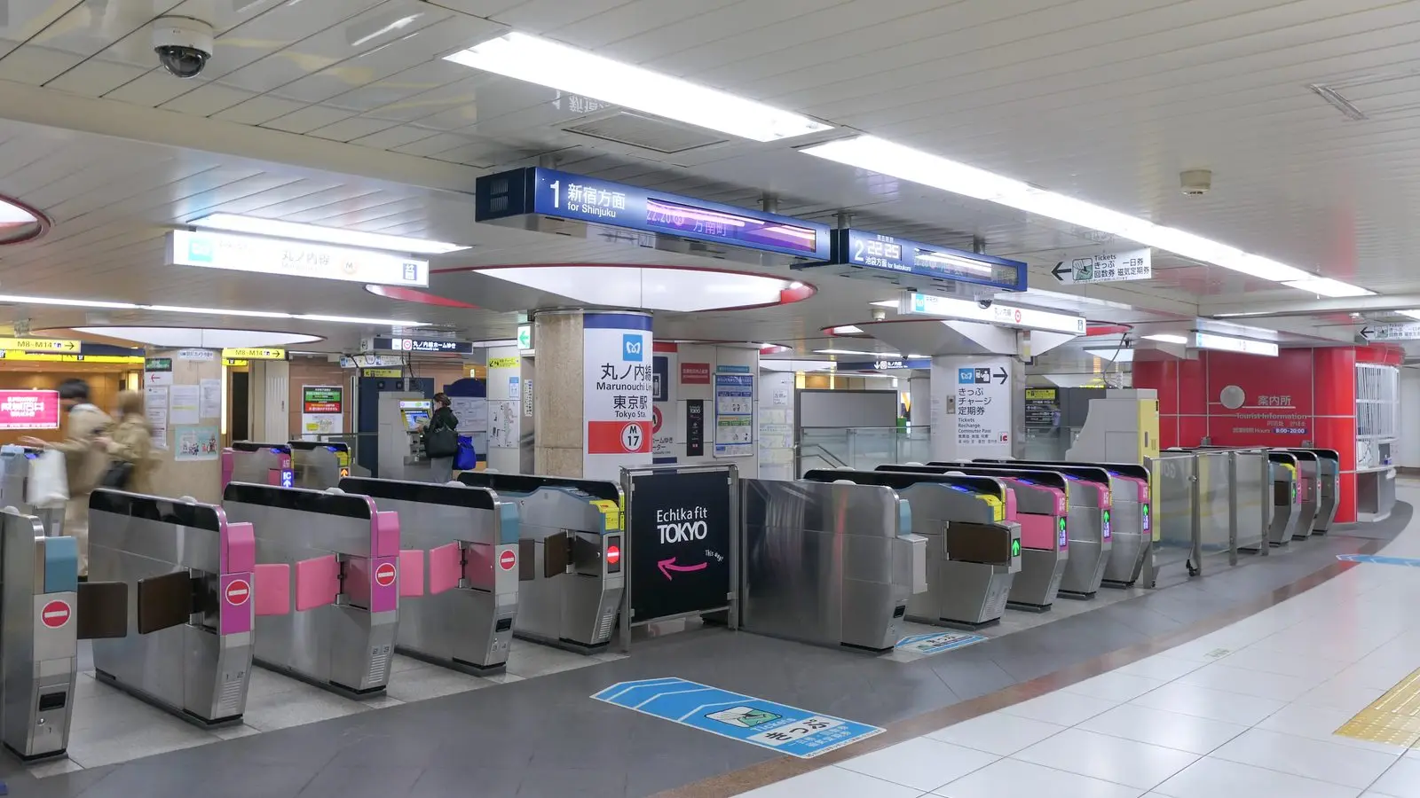 設有橘色改札外專用轉乘閘門與一般出站閘門的東京地鐵Metro站內實景