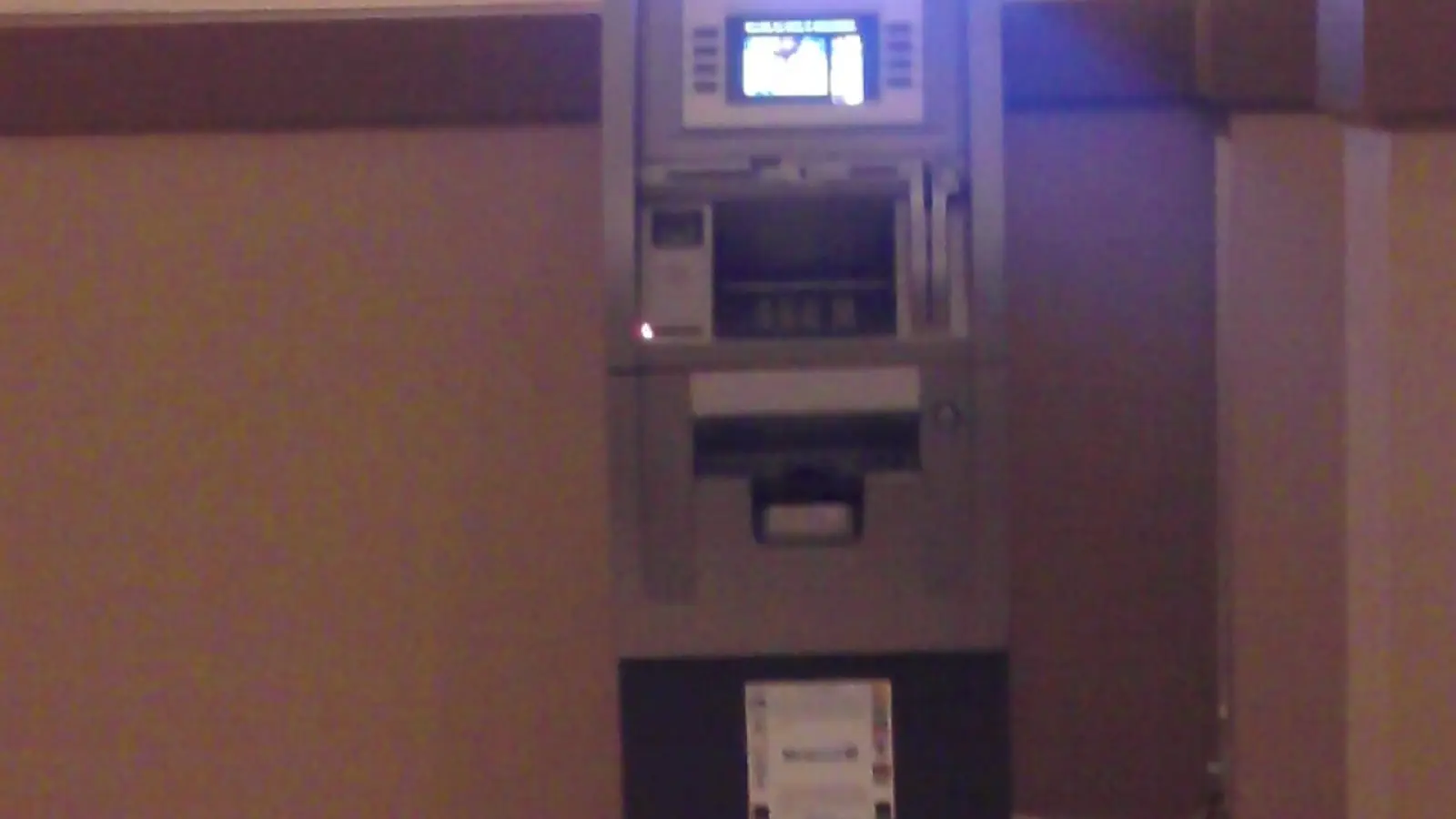 글로벌 은행 공식 ATM 기기와 외화 현금 인출 화면